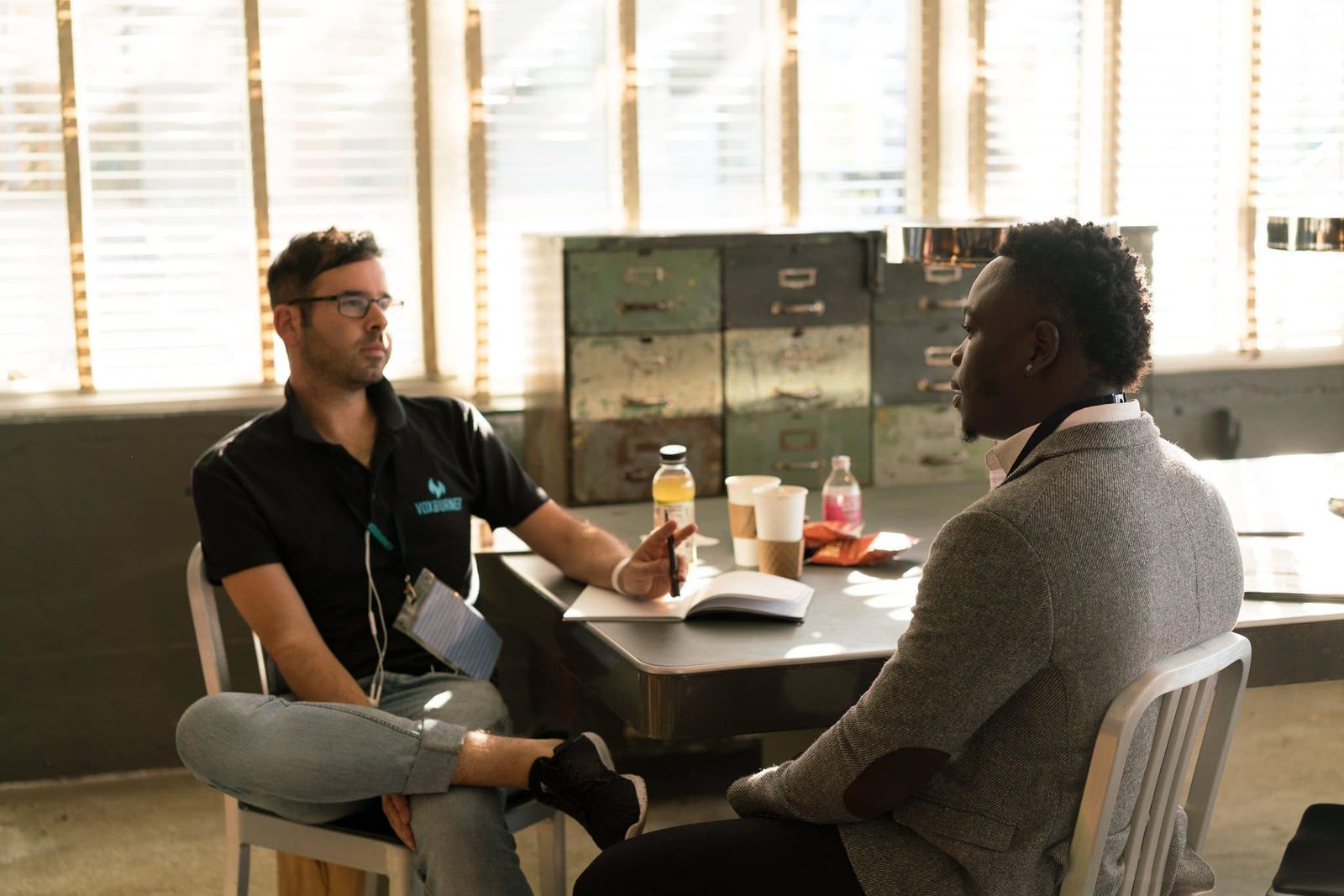 Two colleagues in an unhurried one-on-one conversation.
